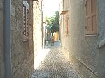 alte Frau in einer Gasse der Altstadt