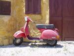 Motorroller in einer Gasse der Altstadt