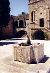 Der Brunnen an der Platia Argirokastrou in Rhodos-Stadt