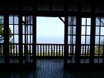 Blick aus dem Fenster eines verfallenen Hotels
